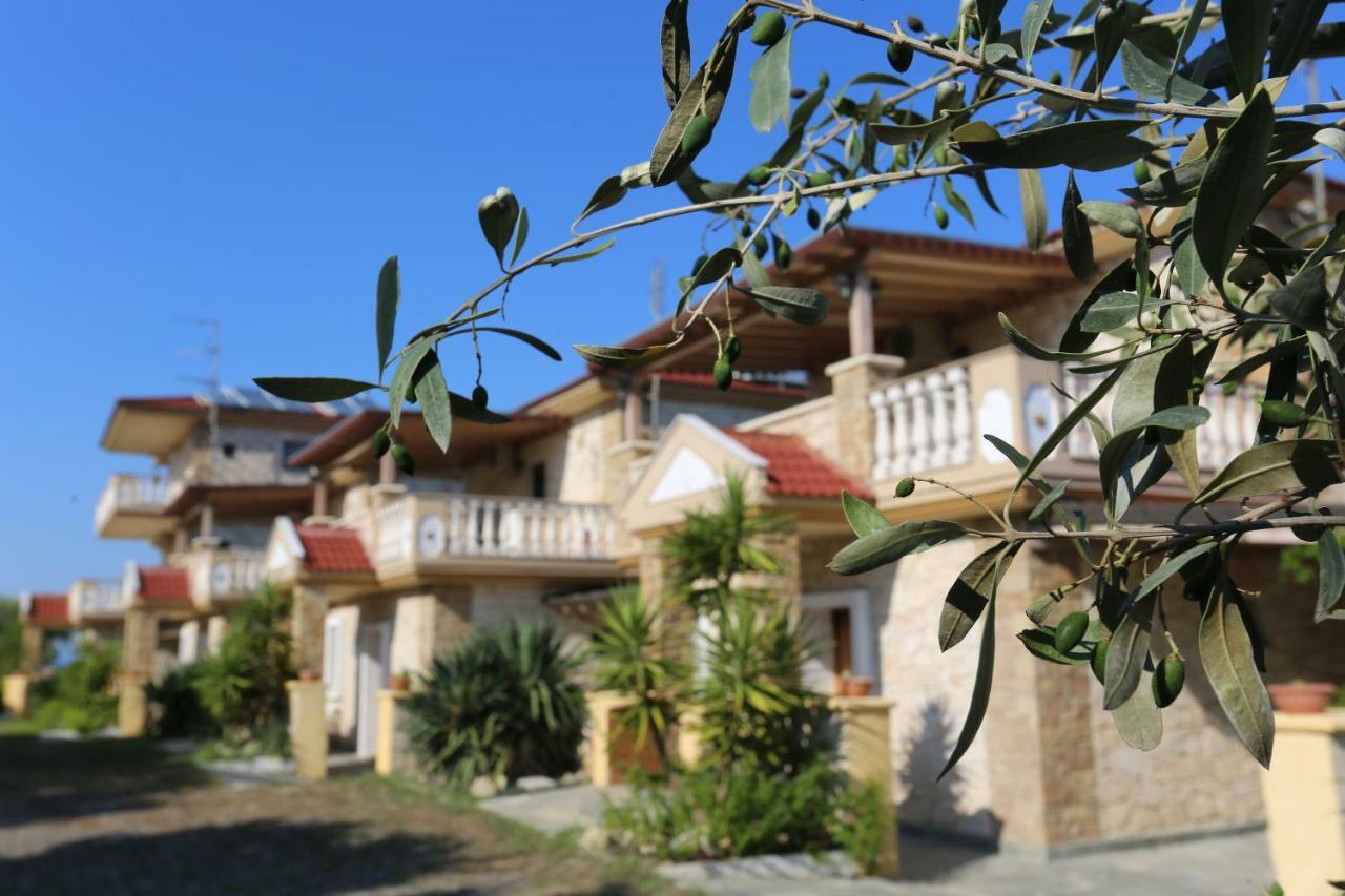 Villa Argo 3 - Beachfront, Big Gardens, Location! Pefkochori Exterior photo