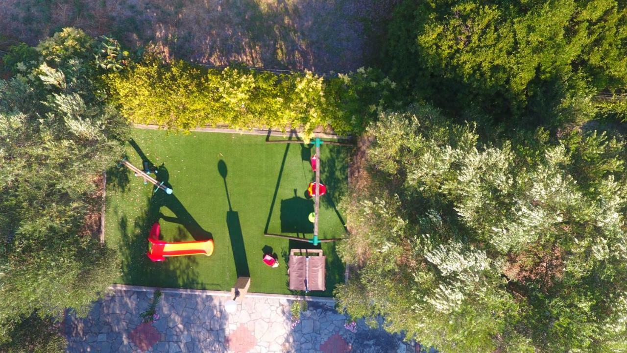 Villa Argo 3 - Beachfront, Big Gardens, Location! Pefkochori Exterior photo