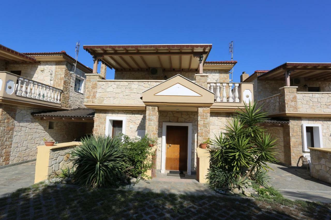 Villa Argo 3 - Beachfront, Big Gardens, Location! Pefkochori Exterior photo