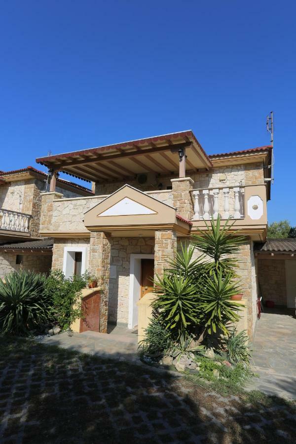 Villa Argo 3 - Beachfront, Big Gardens, Location! Pefkochori Exterior photo