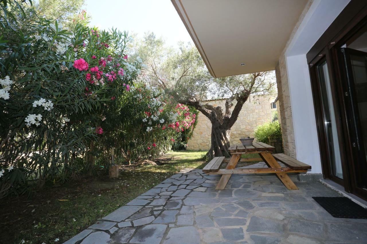 Villa Argo 3 - Beachfront, Big Gardens, Location! Pefkochori Exterior photo