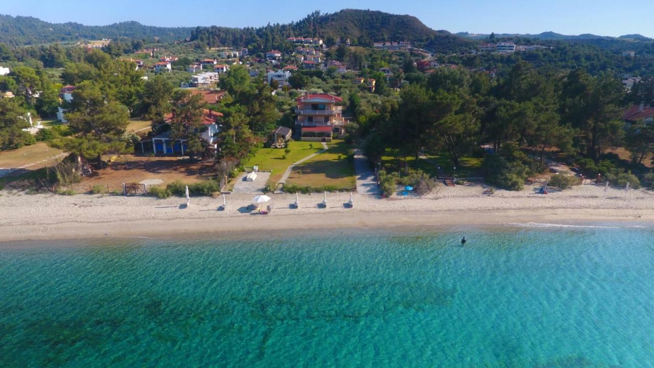 Villa Argo 3 - Beachfront, Big Gardens, Location! Pefkochori Exterior photo
