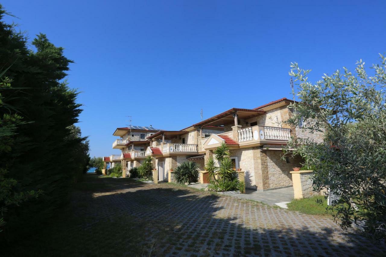 Villa Argo 3 - Beachfront, Big Gardens, Location! Pefkochori Exterior photo