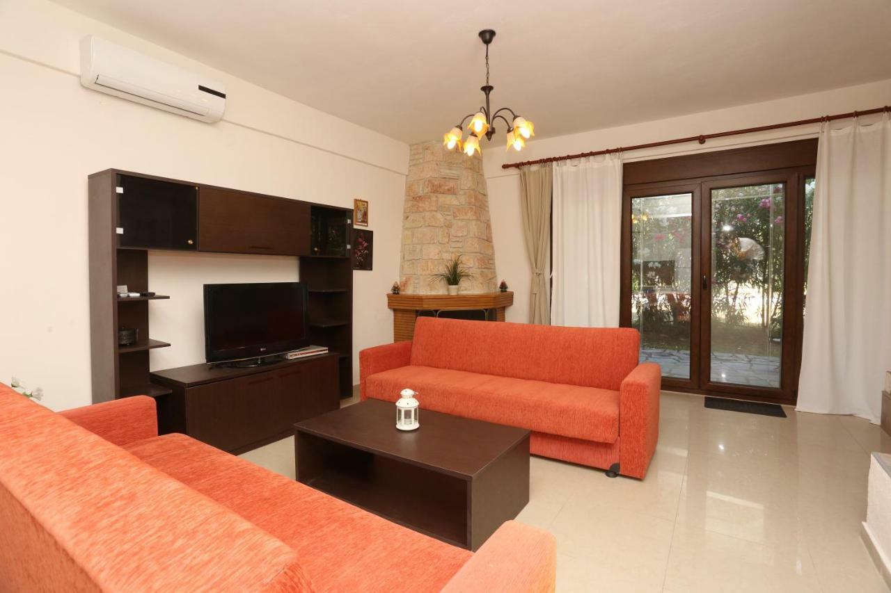 Villa Argo 3 - Beachfront, Big Gardens, Location! Pefkochori Exterior photo