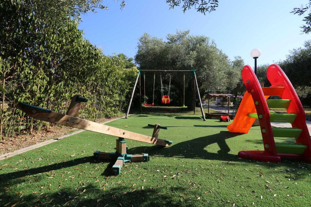 Villa Argo 3 - Beachfront, Big Gardens, Location! Pefkochori Exterior photo