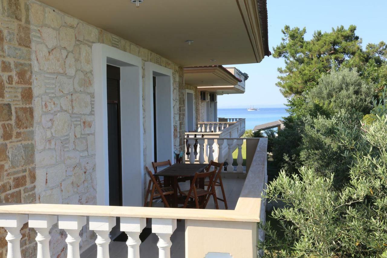 Villa Argo 3 - Beachfront, Big Gardens, Location! Pefkochori Exterior photo