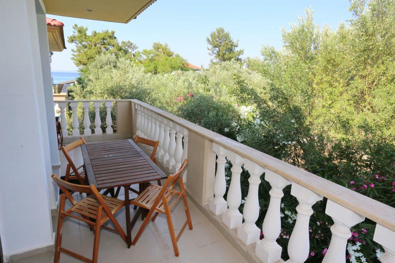 Villa Argo 3 - Beachfront, Big Gardens, Location! Pefkochori Exterior photo