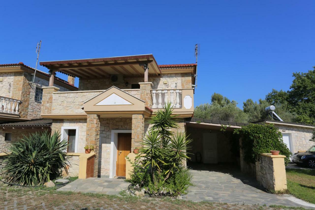 Villa Argo 3 - Beachfront, Big Gardens, Location! Pefkochori Exterior photo