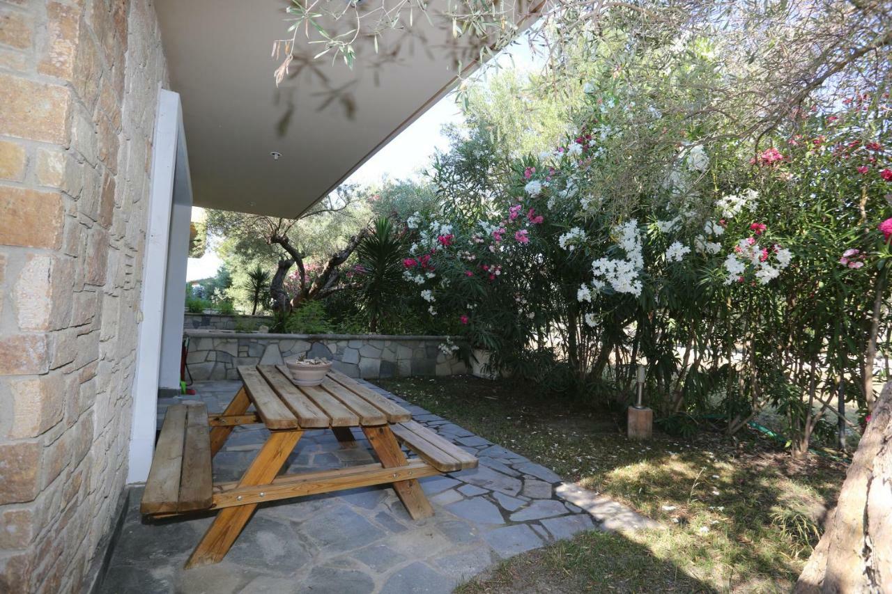 Villa Argo 3 - Beachfront, Big Gardens, Location! Pefkochori Exterior photo