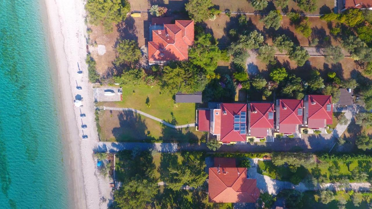 Villa Argo 3 - Beachfront, Big Gardens, Location! Pefkochori Exterior photo